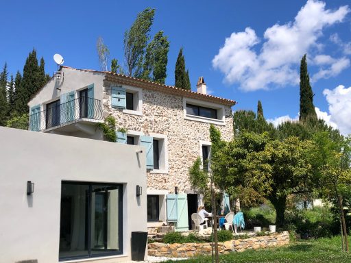 LE MAS DE L'EAU VIVE Bergerie du 17 ème siècle restaurée et agrandie par nos soins .